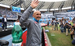 Piękny gest trenera Napoli. Podarował niepełnosprawnemu koszulkę Maradony