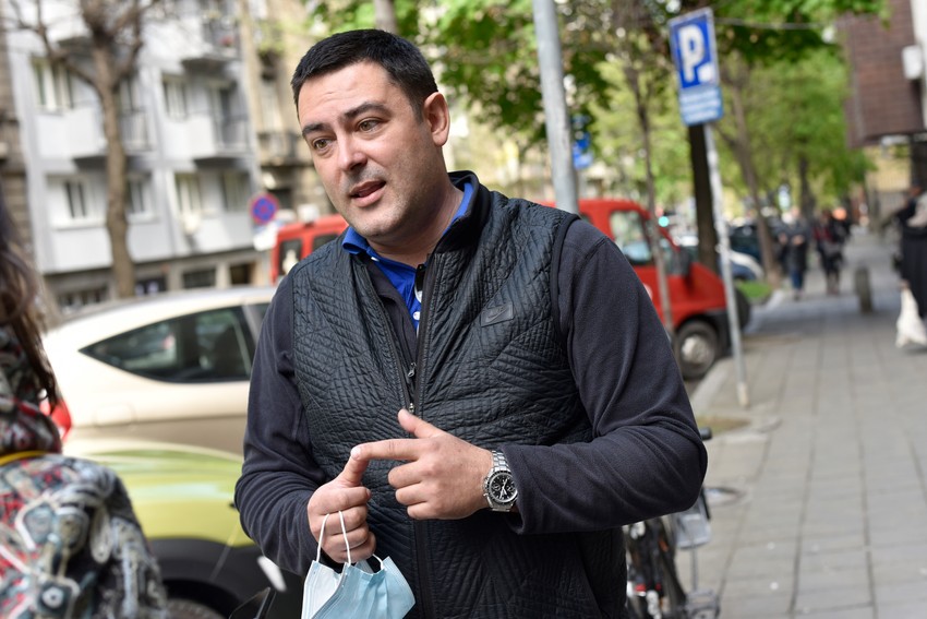 Ivan Tomović ispred Zavoda za transfuziju krvi u Beogradu