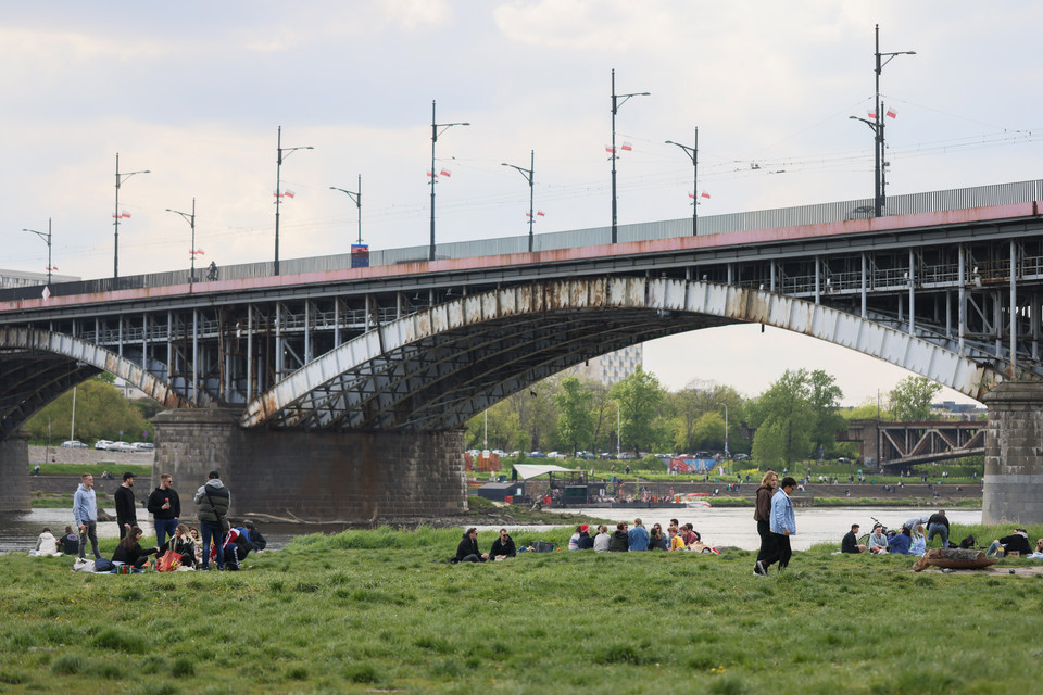 Mieszkańcy miasta korzystają ze sprzyjającej pogody podczas wypoczynku na plaży nad Wisłą w Warszawie