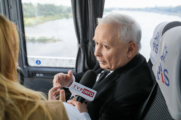 Jarosław Kaczyński udziela wywiadu TVP Info w drodze do Pułtuska