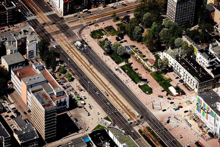 Przystanek tramwajowy i autobusowy przy ul. Mickiewicza na wysokości domu handlowego Central pomiędzy ulicami Piotrkowską i Kościuszki. Fragment trasy W-Z.