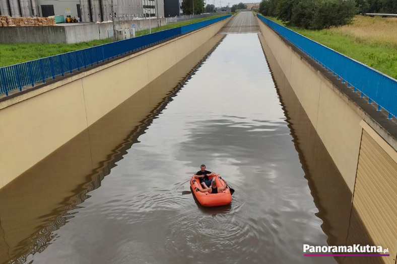 Ponton na zalanej obwodnicy Kutna