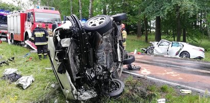 Groźny wypadek na Pomorzu. Bus zderzył się osobówką. Poszkodowanych zostało 10 osób, w tym dzieci [ZDJĘCIA]