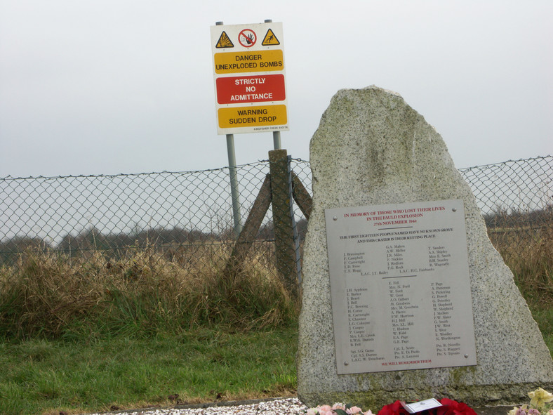 Krater Fauld i monument upamiętniający ofiary wielkiej eksplozji