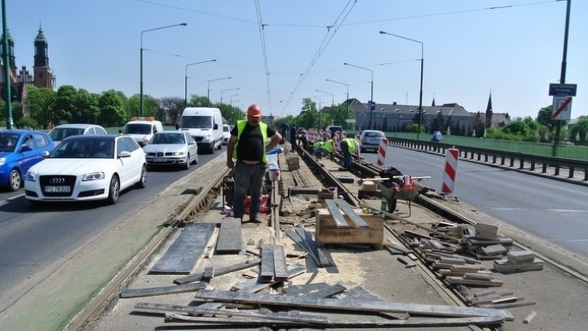 Miejski przewoźnik zmienia plany remontowe - część prac na poznańskich ulicach przełożono, inne mają toczyć się - o ile to możliwe - wyłącznie w weekendy lub w nocy. Dzięki temu mają być mniej uciążliwe.