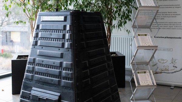 Kompostownik ma pojemność 720 litrów. Może pomieścić nawet ponad tonę bioodpadów rocznie.