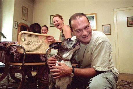 22-08-2003 Jacek Chmielnik aktor z zona i corka w domu przy ul Szlak pies 12 letni bokserka, KrakowFoto - Mariusz Makowski/Forum