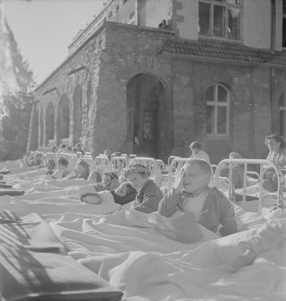   Dzień dziecka w KBK (Państwowe Sanatorium Dziecięce Gruźlicy Kostno-Stawowej im. J. Zeylanda) w Zakopanem. Rok 1959