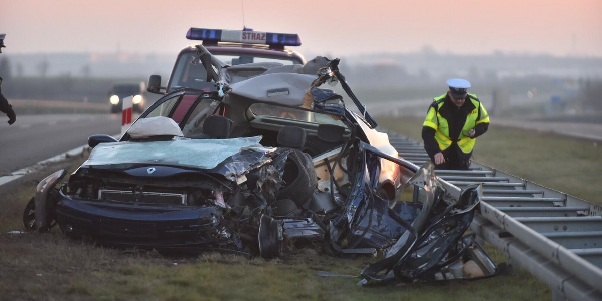 Wypadek na A2 pomiędzy Zgierzem a Strykowem. Osobowy renault laguna wjechał pod tira z kukurydzą