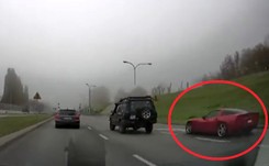 Chevrolet Corvette rozbity o przystanek autobusowy. Mogło dojść do tragedii