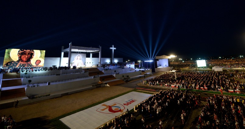 W sobotę wieczorem w Brzegach miało miejsce spotkanie z papieżem Franciszkiem, potem odbył się koncert. Gdy scena opustoszała, wielu pielgrzymów wciąż się bawiło - w większych lub mniejszych grupach śpiewali i tańczyli w rytm muzyki wybijanej na bębnach albo granej na gitarze.