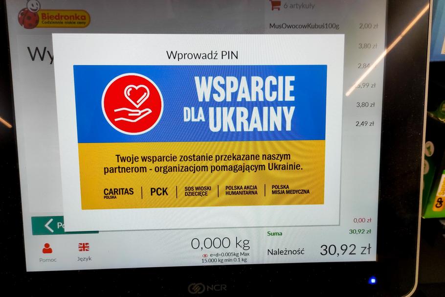 Blisko pięć milionów złotych wskazywał w sobotę po południu licznik kwoty wsparcia dla Ukrainy na stronie internetowej Biedronki. Tę pokaźną sumę klienci największej sieci handlowej w Polsce zebrali przy okazji zakupów