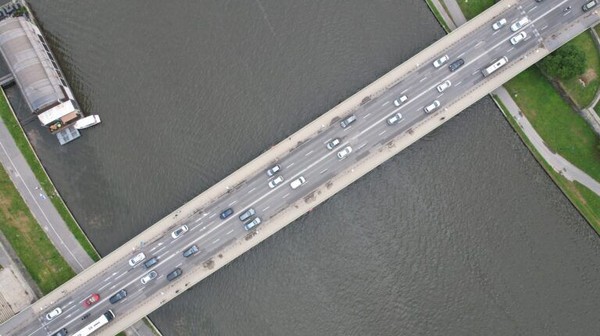 Remont mostu Dębnickiego ma na celu poprawę jego stanu technicznego w obrębie płyty pomostowej, a nie wymianę samej nawierzchni jezdni