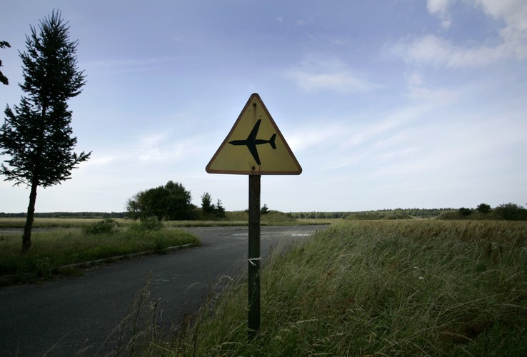 Na zdjęciu archiwalnym z 22.08.2008 r. teren opuszczonej jednostki wojskowej w Redzikowie koło Słupska