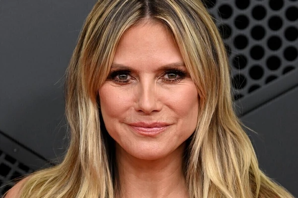 TOPLES I IZREZBARENA ZADNJICA, provokativnija od tange: Hajdi Klum u GOLOJ LATEKS haljini - sve se OCRTAVALO, a veša nigde: "Je l' ovo LEGALNO?", rizikovala da je IZBACE sa crvenog tepiha 