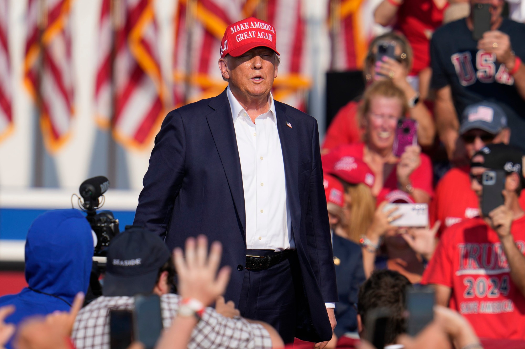 Na predvolebnom mítingu Donalda Trumpa sa strieľalo.