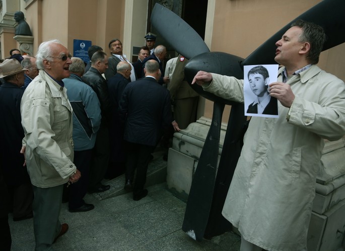 Protesty w czasie mszy pogrzebowej za generała Wojciecha Jaruzelskiego