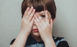 Podkrążone oczy u dziecka - czy to groźne i jak reagować?