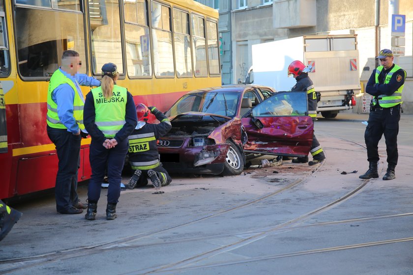 Wypadek na Gdańskiej. Rozbite samochody zablokowały tramwaj