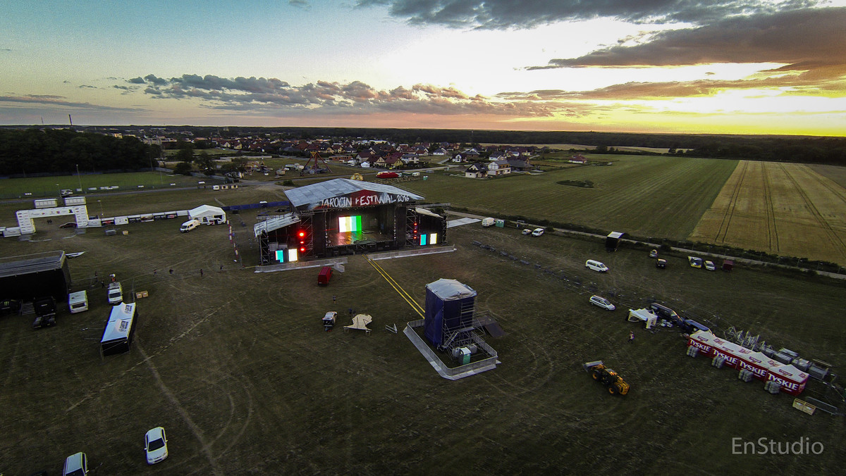 5 scen, ponad 30 godzin muzyki na żywo, wielkie legendy ciężkiego brzmienia – tak zapowiada się Jarocin Festiwal 2016. Na scenie tegorocznej edycji festiwalu pojawi się blisko 50 wykonawców, pochodzących z 5 państw. Wydarzenie potrwa od 7 do 9 lipca. W Jarocinie zobaczymy formacje: Slayer, Five Finger Death Punch, The Prodigy, TSA, Farben Lehre, Acid Drinkers, Luxtorpedę i wielu innych.