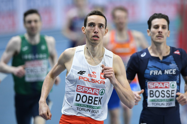 Patryk Dobek (C) w biegu na 800m mężczyzn podczas lekkoatletycznych halowych mistrzostw Europy w Toruniu