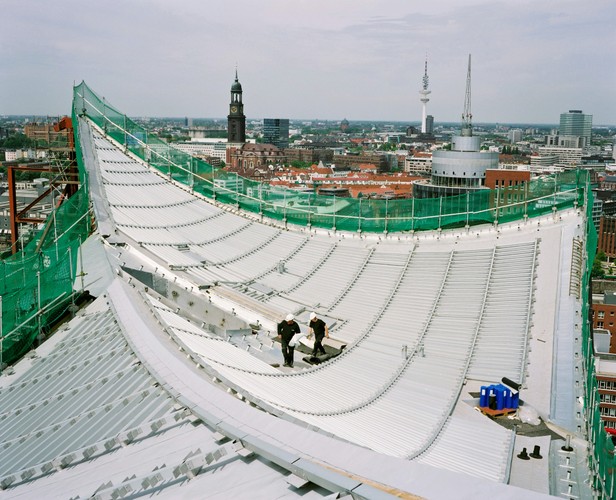 Filharmonia nad Łabą będzie najwyższym budynkiem w Hamburgu, mierzącym 110 m wysokości. Na zdjęciu budowa Elbphilharmonie w Hamburgu, dach, maj 2011. Zdjęcie: © Oliver Heissner