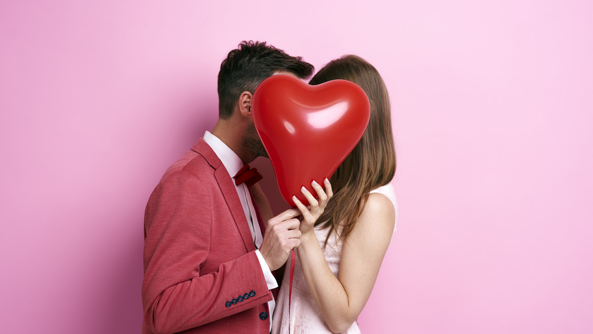 Trzy czwarte Polek i Polaków badanych w sondażu Kantar Public (74 proc.) wierzy w miłość od pierwszego wejrzenia. 45 proc. jest przekonanych, że prawdziwa miłość zdarza się tylko raz.