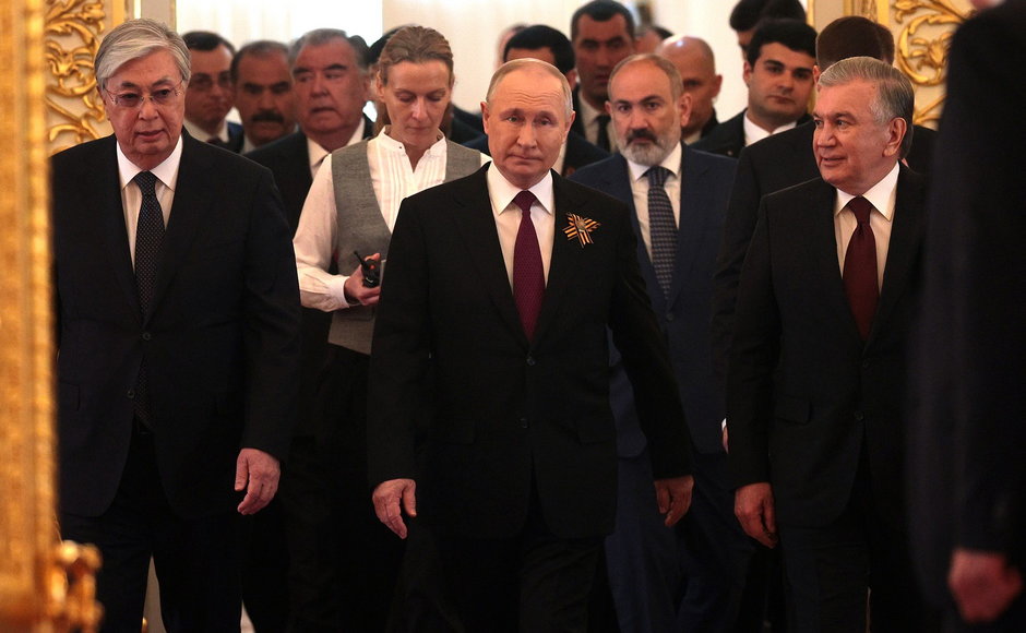 Władimir Putin z przywódcami uczestniczącymi w uroczystościach, nie ma Łukaszenki
