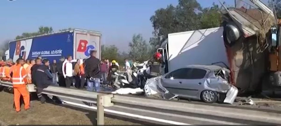 Dva lančana sudara istovremeno su se dogodila jutros na putu između Jagodine i Ćuprije