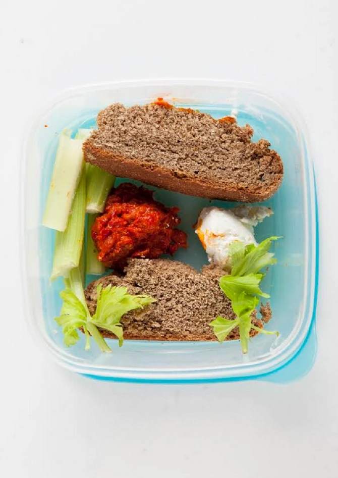 Ajvar, crni hleb, paprika u pavlaci, celer za doručak