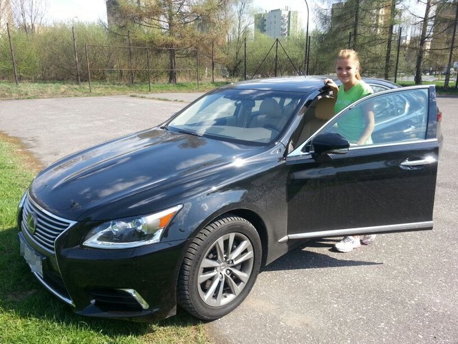 Agnieszka Radwańska i jej nowy lexus LS