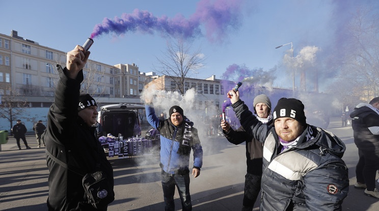 Indulnak az Újpest szurkolók / Fotó: Knap Zoltán