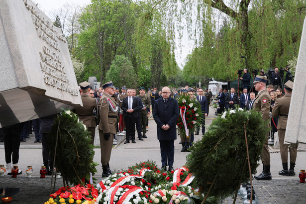 Obchody 14. rocznicy katastrofy smoleńskiej. Minister sprawiedliwości Adam Bodnar (C) podczas uroczystości przed pomnikiem Ofiar Katastrofy Smoleńskiej na Cmentarzu Wojskowym na Powązkach