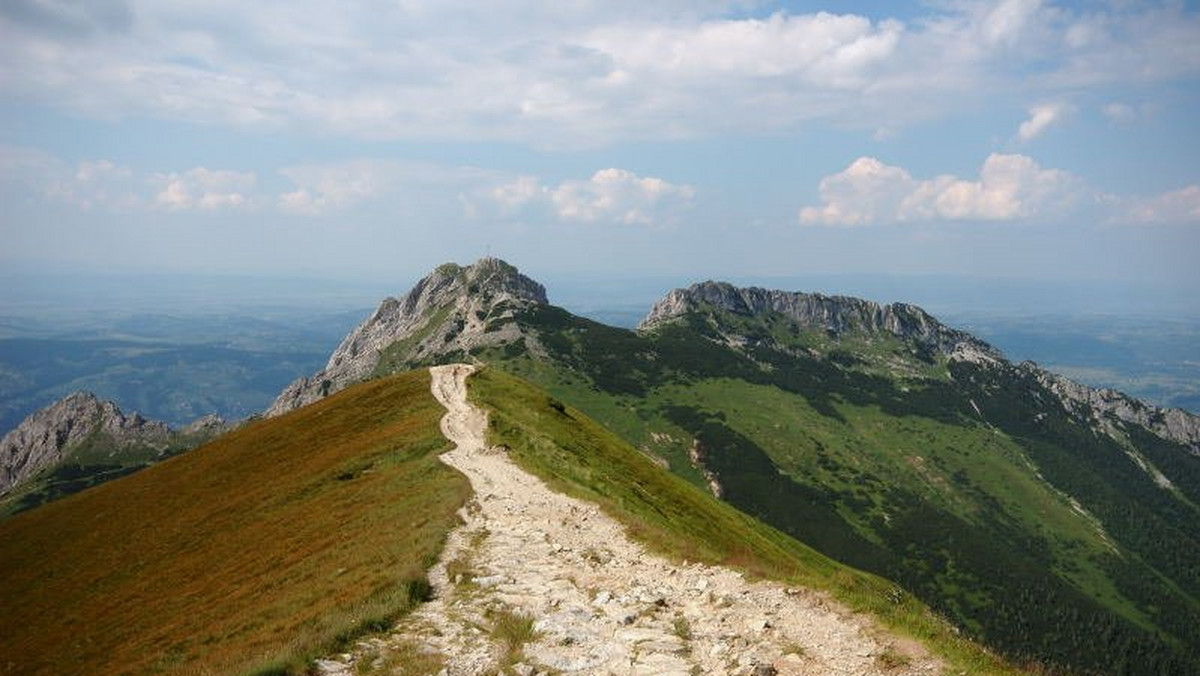 Od połowy czerwca tradycyjnie rozpoczyna się letni sezon turystyczny w Tatrach. Co roku odwiedza je blisko 3 mln turystów.