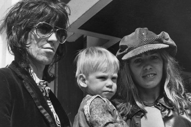 Keith Richards i Anita Pallenberg z synkiem Marlonem, Londyn, 1970 r.