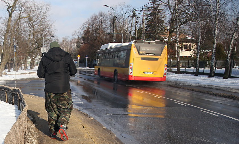Groza w warszawskim autobusie. Mężczyzna straszył 12-latkę. Zareagował kierowca [zdjęcie ilustracyjne]