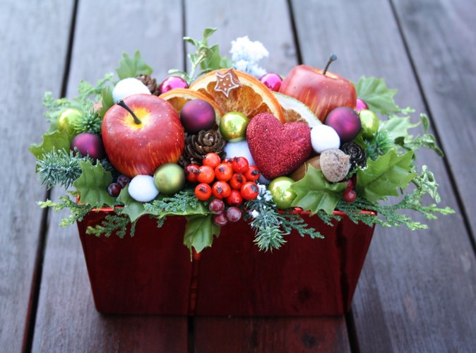 Świąteczny stroik z minibombkami, suszonymi owocami i listkami, wzbogacony skarbami jesieni: szyszkami, żołędziami, jarzębiną i czerwonymi jabłuszkami. Autorka: Marta Jarosińska-Mańka