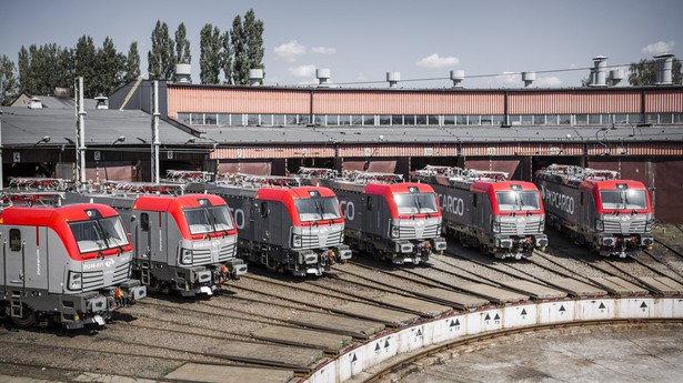 Lokomotyw Vectron PKP Cargo ma już dziewięć. Każda jest dopuszczona do ruchu na terenie Polski i pięciu innych krajów: Niemiec, Czech, Słowacji, Austrii i Węgier. Te zdjęcia zostały wykonane w lokomotywowni w Czechowicach na Śląsku. Kolejne trzy Vectrony, które będą dostosowane do systemów napięcia w tych samych krajach, przewoźnik odbierze w sierpniu tego roku. A ostatnie trzy, których dostawy są planowane do końca czerwca 2017 r., będą mogły dodatkowo wjeżdżać do Holandii, żeby obsługiwać tamtejsze porty.