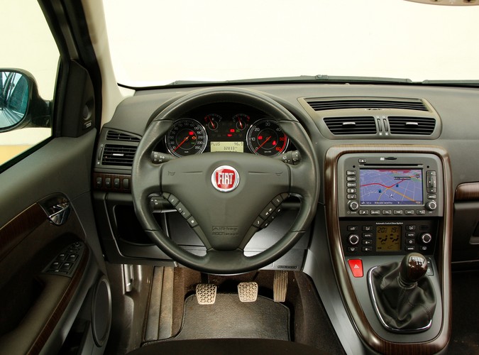 Croma to powrót Fiata do ligi passata i mondeo, w której notabene nigdy nie udało się zabłysnąć producentowi znanemu z fenomenalnych aut miejskich. Niestety i w tym przypadku włoska koncepcja limuzyny nie przypadła do gustu klientom. Sprawdzamy, w czym tkwi problem...