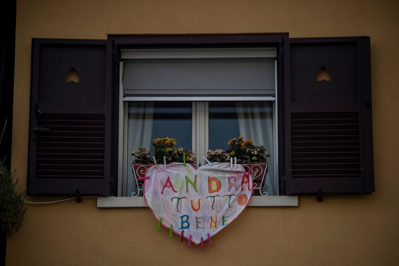 "Wszystko będzie dobrze" - głoszą wieszane na włoskich oknach transparenty