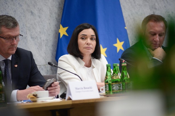 Warszawa, 06.05.2024. Przewodnicząca posłanka PSL-TD Magdalena Sroka (C) oraz jej zastępcy poseł KO Marcin Bosacki (L) i poseł Lewicy Tomasz Trela (P) na posiedzeniu sejmowej Komisji Śledczej ds. inwigilacji systemem Pegasus w niższej izbie parlamentu, 6 bm. przesłuchującej jako świadka byłego delegowanego prokuratora do Ministerstwa Sprawiedliwości Jakuba Tietza. (obm/dw) PAP/Marcin Obara