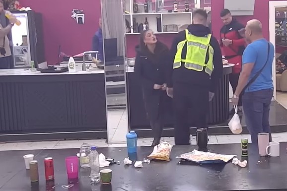 "TI SI MI PRIČALA ŠTA SU TI DRUGARI RADILI SA MAJKOM DOK TI JE TATA BIO U BOLNICI" Neviđena drama u Eliti, Bora Santana urla i iznosi sav prljav veš: Obezbeđenje drži Anastasiju (VIDEO)