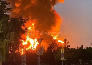 Fotografija navodnog ukrajinskog napada na rusko skladište nafte u gradu Ust-Labinsku u Krasnodarskom kraju Rusije 