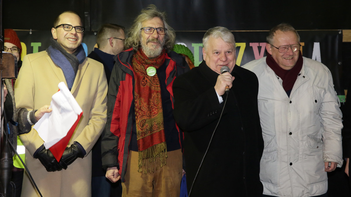 Zdrowia, szczęścia, demokracji - takie życzenia składali sobie o północy zgromadzeni przed Sejmem sympatycy opozycji. Nowy Rok przywitało tam kilkaset osób, w tym politycy, którzy od połowy grudnia protestują w sali plenarnej Sejmu.
