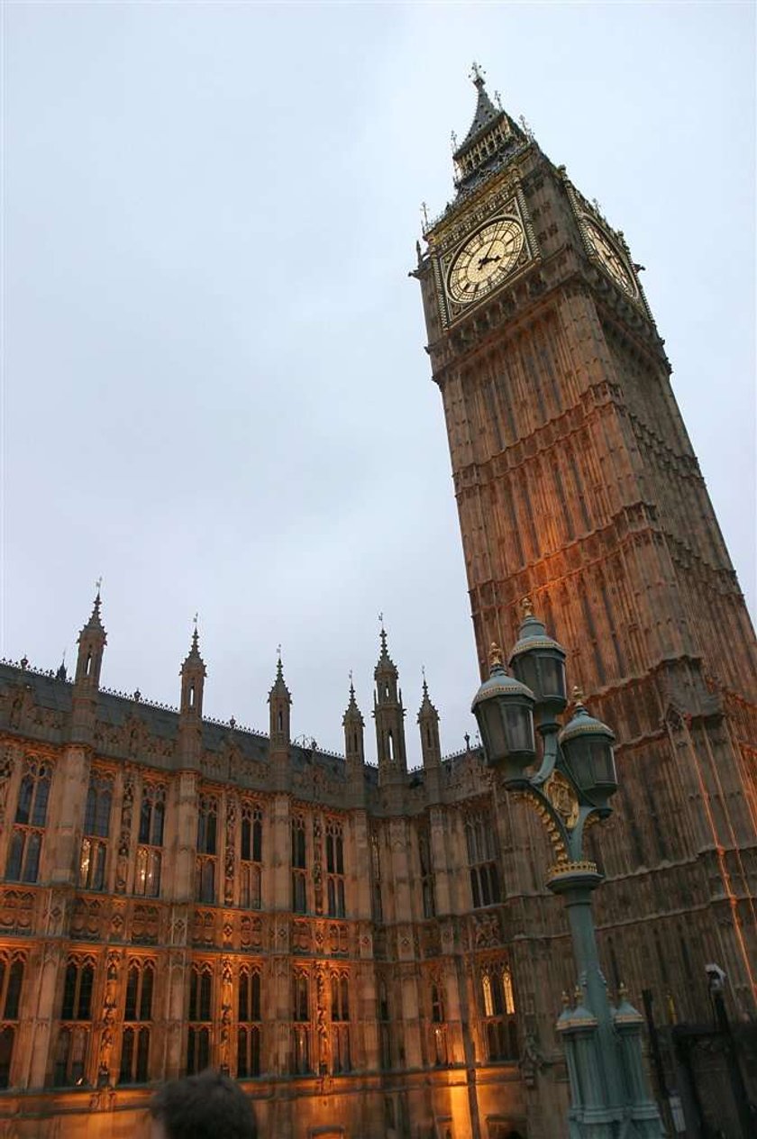 Big Ben się przewraca! Czy wieża się zawali?