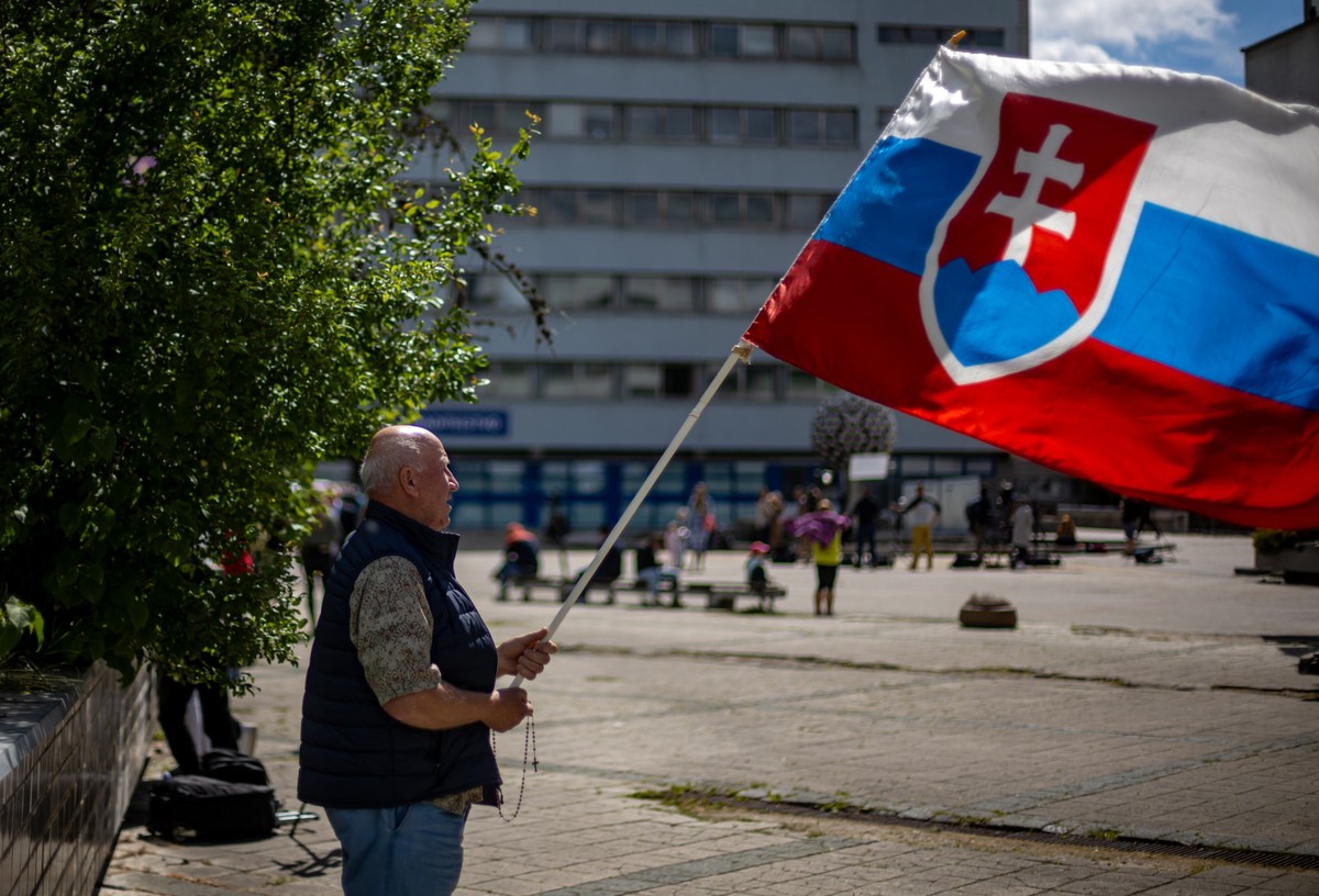 epa11344102 A man waves the Slovak national flag outside the F. D. Roosevelt University Hospital, where Slovak Prime Minister Robert Fico is being treated after being shot on 15 May, in Banska Bystrica, Slovakia, 16 May 2024. The Slovak government office on 15 May confirmed there had been an assassination attempt on Prime Minister Fico following a meeting in the town of Handlova. According to Slovak Defence Minister Kalinak on 16 May, Fico was in stable but serious condition after surgery. EPA/MARTIN DIVISEK Dostawca: PAP/EPA.