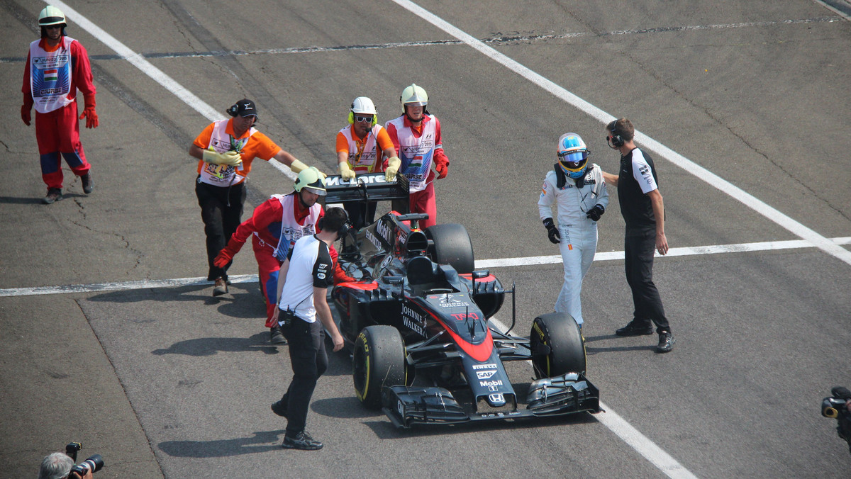 "To zawstydzające", "silnik z GP2"... - te komentarze, wypowiadane przez Fernando Alonso jeszcze w trakcie Grand Prix Japonii, obiegły świat. Szef McLarena zarzucił Hiszpanowi brak profesjonalizmu, kierowca tłumaczył się na Twitterze i zapewnia, że wierzy w sukces Hondy, ale baczni obserwatorzy podejrzewają, że... stara się o zwolnienie.