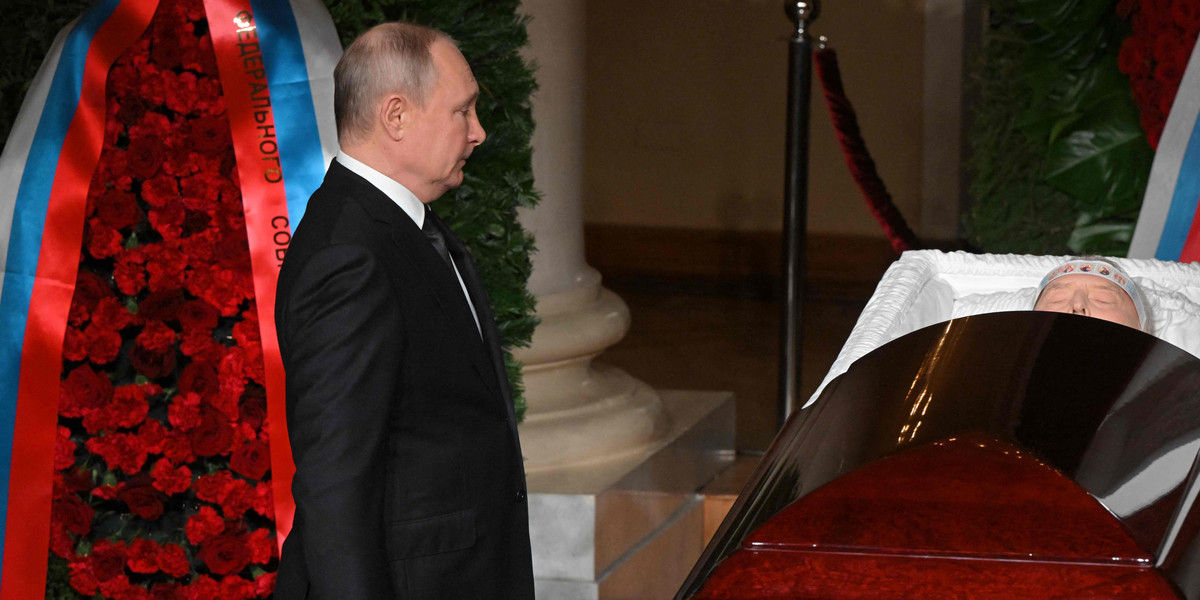 Władimir Putin pożegnał Żyrinowskiego. Na pogrzeb przyniósł czerwone róże