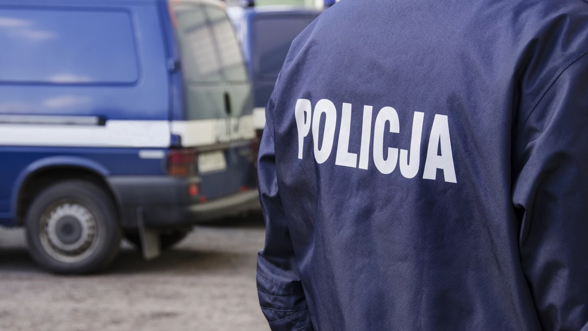33-letni mieszkaniec Krakowa usłyszał zarzuty w chrzanowskiej prokuraturze za składanie nieletniej propozycji obcowania płciowego. Policja zatrzymała mężczyznę podczas zasadzki dzięki internaucie wyszukującemu pedofili w internecie.