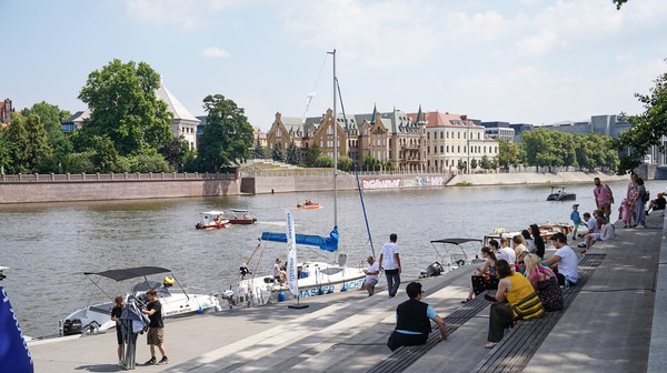 Bulwar Dunikowskiego to jedno z najpopularniejszych miejsc nad Odrą we Wrocławiu